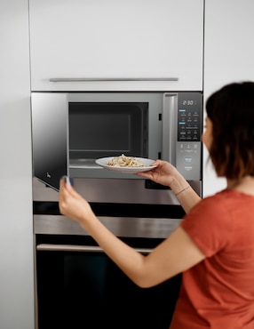Horno de microondas convencional Midea modelo
MMDT14S2MG de 1.4 pies